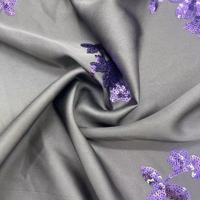 China Pedaço de bordado de seda elástica de cetim de tecido 100% poliéster, lenços de seda roxos para vestidos à venda