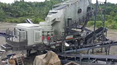 China 50 - Máquina móvel do triturador de 300 TPH que seleciona o tamanho de alimentação do triturador 245mm do cone da mina à venda
