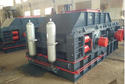 Chine Chaux Clay Brick Crushing Machine de charbon de diamètre du broyeur de rouleau du double 2PG1560 1500mm à vendre