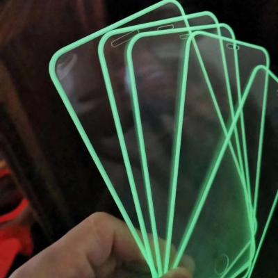 China Protector de pantalla 3D de silicona luminosa de borde suave Película protectora para teléfonos móviles en venta
