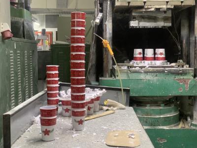 中国 Automatic Melamine Manufacturing Machine For Melamine Cups With 100% Melamine Powder 200 Ton Melamine Compression 販売のため