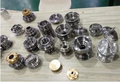 China Piezas del molde de la precisión del torno que trabajan a máquina, partes movibles del moldeo por inyección con el recocido en venta