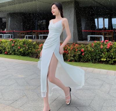 Chine Les vacances des longues femmes de bretelle fendue blanche habillent le bas décolleté en V coupé de licou sexy à vendre