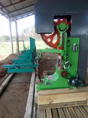 China Serração vertical grande da faixa com a máquina de corte de madeira automática do transporte do CNC à venda