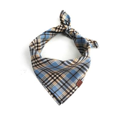China Algodón azul de la tela escocesa del cuello del pañuelo del perrito del cuello de la bufanda del perro en venta