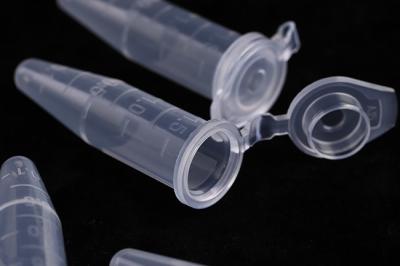 Chine Tubes de microcentrifugeuse stériles clairs, tubes de microcentrifugeuse de pp 1,5 à vendre