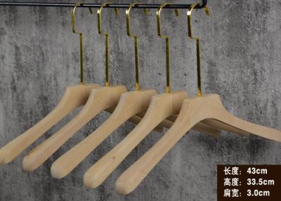 China Ganchos de madeira resistentes originais do vestuário para o logotipo do costume do terno do revestimento do revestimento à venda