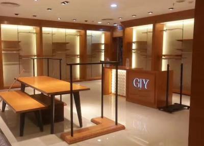 China Hölzerner Kleidungs-Präsentationsständer Venner mit LED-Beleuchtungs-Dekorations-moderner Art zu verkaufen