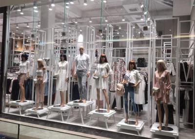 China Dispositivos bondes inteiros da exposição da loja de roupa com suportes de exposição, cremalheiras, manequins à venda