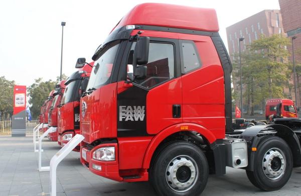 Quality FAW J6M Heavy Tractor Truck And Trailer Equipment 320HP 6X2 Tractor Units for sale