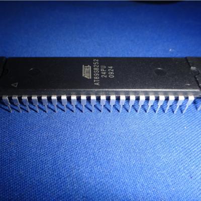 中国 AT89S8252-24PU DIPマイクロコントローラチップ オリジナル 販売のため