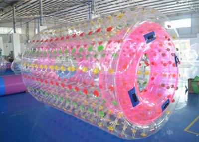中国 ピンクの膨脹可能な水ローラー 2.4m*2.2m*1.6m の湖のための膨脹可能な水おもちゃ 販売のため