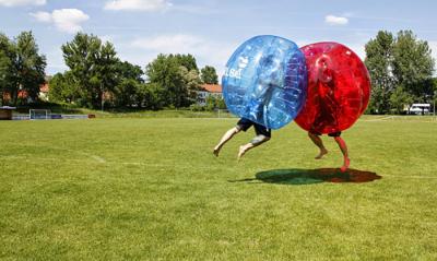 Китай Подгонянный большой раздувной футбол пузыря, пластиковый футбол шарика пузыря раздувной продается