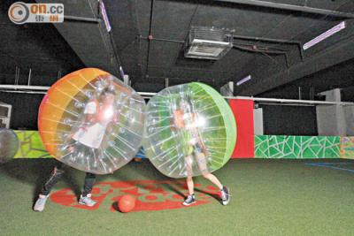 China Aufblasbarer Blasen-Fußball im Freien/springender Stoßball für erwachsene lange Haltbarkeit zu verkaufen
