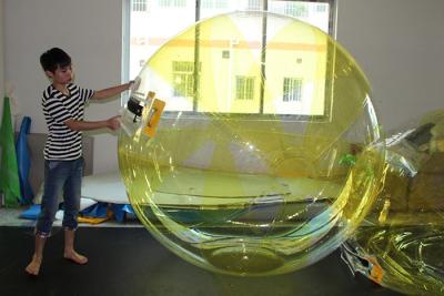 China Bola de balanceo transparente modificada para requisitos particulares del agua, paseo inflable gigante en bola del agua en venta