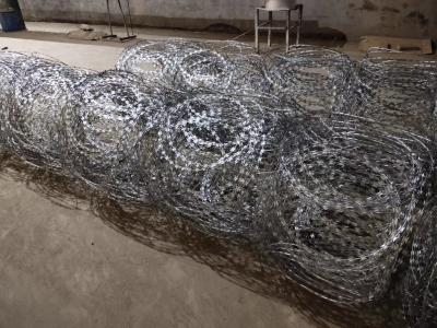 中国 工場価格かみそりの鉄条網かみそりの有刺鉄線は/アコーディオン式かみそりワイヤーに電流を通した 販売のため