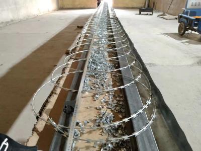 China arame farpado galvanizado mergulhado quente da segurança de 1.6mm 500m 25kgs/roll Arame Farpado à venda