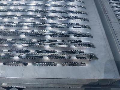 Chine grille en acier galvanisée par contrefiche ronde de poignée de trou de 2mm pour la norme d'en de plate-forme d'escalier à vendre
