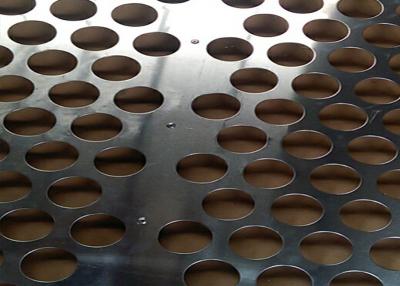 Chine Solides solubles 304 ont perforé la plaque d'acier inoxydable perforée par trou de feuille de panneaux d'écran en métal à vendre