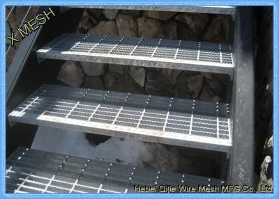 Chine Bandes de roulement d'escalier en acier galvanisées plongées chaudes râpant de diverses caractéristiques à vendre