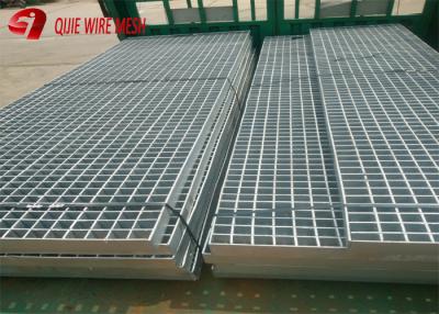 Chine Bandes de roulement d'escalier discordantes en acier augmentées galvanisées plongées chaudes de drainage de maille en métal adaptées aux besoins du client à vendre