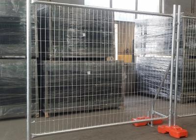 Chine 1.8x2.4m a soudé la clôture provisoire de maille de terrain de jeu en acier conçue pour la longue durée à vendre