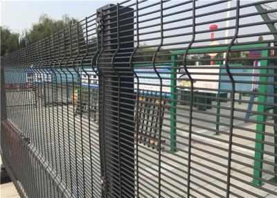China Los paneles soldados con autógena cubiertos polvo de la cerca de la malla de alambre para la prisión con la perforación rectangular en venta