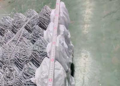 中国 耐久の黒いチェーン・リンクの塀のプライバシーの生地の熱い浸された電流を通された網の塀 販売のため
