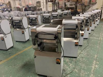Chine fabricant commercial de pâtes de machine de presse de nouille de largeur de la pâte de 240mm pour le restaurant à vendre