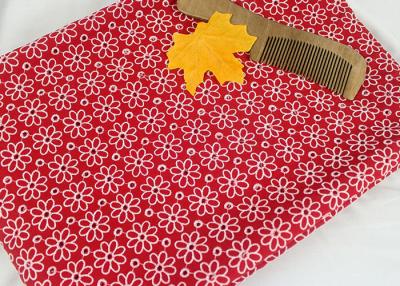 China Tela roja del encaje elástico del poliéster de la gasa del ojeteador, tela coloreada del vestido del cordón de la flor en venta