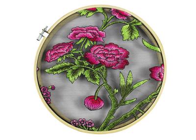 Chine Tissu brodé floral coloré de Tulle avec le polyester sur le composant en nylon de maille à vendre
