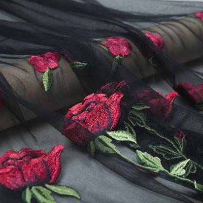 中国 花嫁の服のための3d赤い花柄を用いる黒によって刺繍される網のレースの生地にアップリケをつけて下さい 販売のため