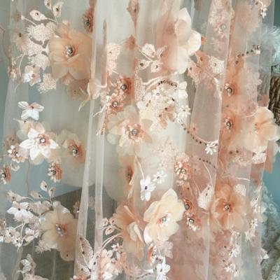 中国 贅沢3Dの花のビーズの花嫁のレースの生地、スカラップで仕上げられた端の婚礼衣裳のレースの生地 販売のため