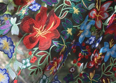 中国 ポリエステル オートクチュールのための多着色された刺繍された花のレースの生地 販売のため
