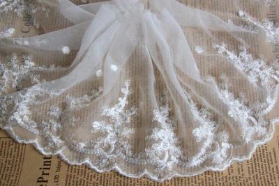 Cina Tessuto nuziale bianco del pizzo della maglia di nylon floreale bianca di Venise per sartoria in vendita