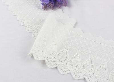 China El plano blanco bordó el estampado de plores de la cinta del cordón del algodón para el vestido del invierno 12,5 anchuras del cm en venta