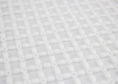 Chine Tissu de dentelle de maille brodé par conception en soie d'oeillet de lait par la cour pour les robes nuptiales à vendre