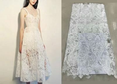 China Luz nupcial moldeada floral bordada lentejuela brillante de la tela del cordón y textura transparente en venta