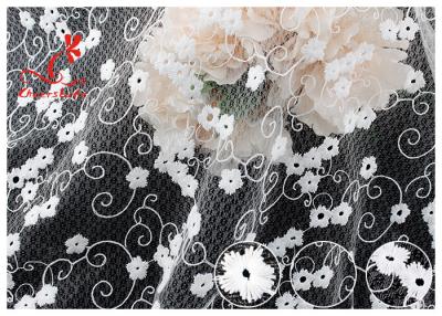 中国 100%による多乳白色の絹が付いているすべての花の刺繍された網のレースの生地は点検します 販売のため