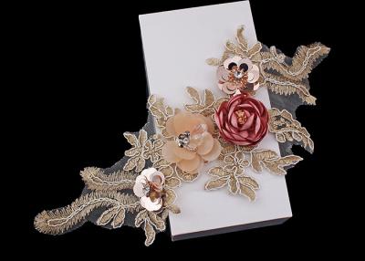 China la flor 3D goteó el cuello bordado cordón de los remiendos del Applique con el diamante artificial de la lentejuela en venta