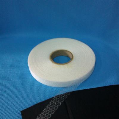 China Web adhesiva de la poliamida del derretimiento caliente lateral doble del PA para la vinculación de la tela en venta