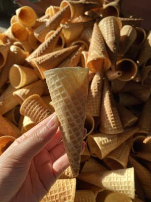 China cono de helado de 1.5kw 3000Kg que hace la instalación del campo de la máquina en venta