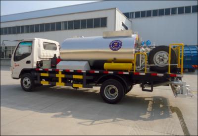 Chine Le camion synchrone de scelleur de gravier bitumeux, XTF120A, le réservoir 6m3 d'asphalte, a écrasé le réservoir en pierre à vendre