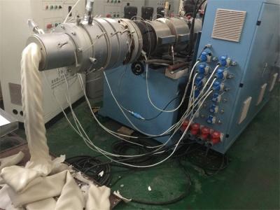 China 100KW instalan la cadena de producción del tubo del PVC del poder 150 - la capacidad de producción 250kg/h en venta