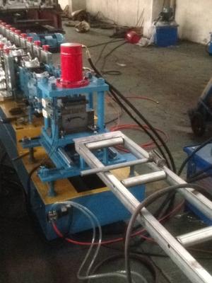 中国 機械単一のプロフィールの穴を形作る油圧速い打つ金属シャッター ドア ロール 販売のため