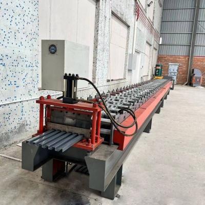 China Panel de pared de metal y sistemas de revestimiento de caja perfiles de costillas de metal panel deslizante máquina de formación de rodillos en venta