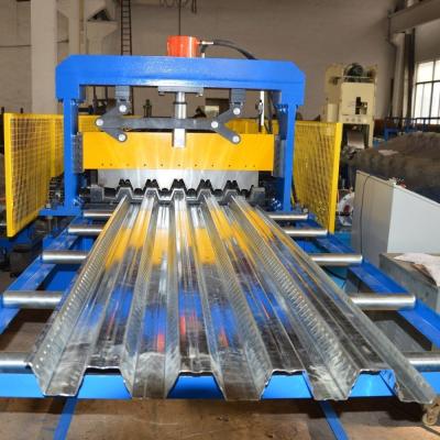 China 18.5KW Hydraulic Cutting Metal Deck Roll Forming Machine for sale