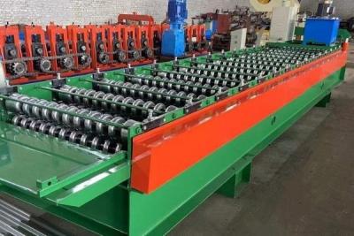 China el acero del metal del grueso 7.5KW de 0.8m m acanaló el rollo que formaba la máquina en venta