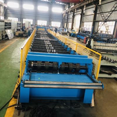 China Servo Following Cutting Deck Floor Roll Forming Machine With 15 Tons Hydraulic Decoiler for sale