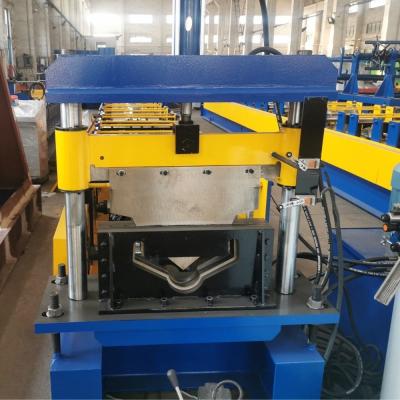 Cina 7,5 chilowatt di potere Ridge Capping Roll Forming Machine del motore con perforazione in vendita